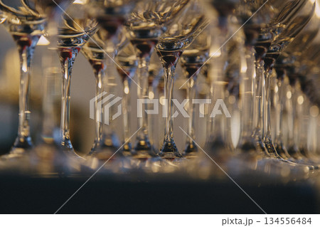 並んだグラス 134556484