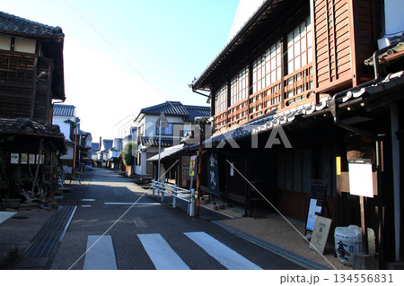 佐賀県鹿島市　肥前浜宿「酒蔵通り」の風情ある町並み 134556831