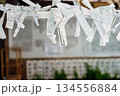 神社で願いを込めて結ばれたおみくじ 134556884