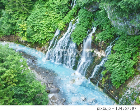 北海道・美瑛の白ひげの滝|青く輝くブルーの滝と清流の絶景観光地 北海道・美瑛の白ひげの滝|青く輝くブルーの滝と清流の絶景観光地 134557597