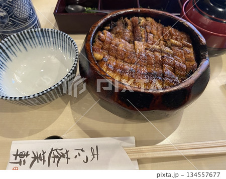 うな丼と小鉢が並ぶ日本の和食ランチ うな丼と小鉢が並ぶ日本の和食ランチ 134557677