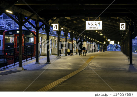 駅舎としては日本で初めて国の重要文化財に指定された門司港駅のホーム（福岡県北九州市） 134557687