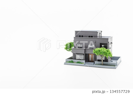 家の模型 白背景 家の模型 白背景 134557729