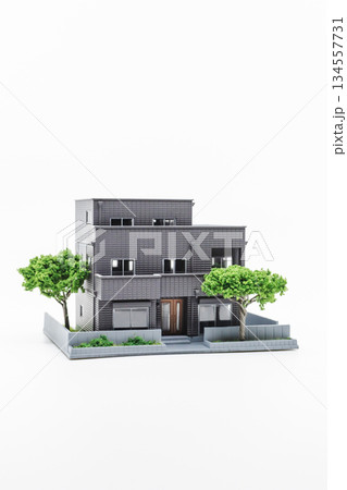 家の模型　白背景 134557731