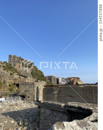 軍艦島(端島)の廃墟群と青空が広がる産業遺産の風景 軍艦島(端島)の廃墟群と青空が広がる産業遺産の風景 134557898