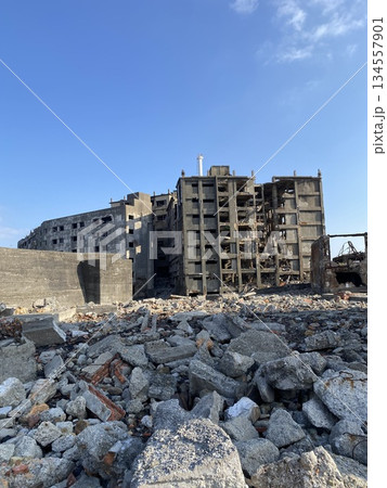 軍艦島(端島)の崩壊した集合住宅と瓦礫が広がる産業遺産の風景 軍艦島(端島)の崩壊した集合住宅と瓦礫が広がる産業遺産の風景 134557901