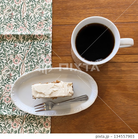 コーヒーとケーキのある木製テーブルのカフェタイム俯瞰写真 コーヒーとケーキのある木製テーブルのカフェタイム俯瞰写真 134557903