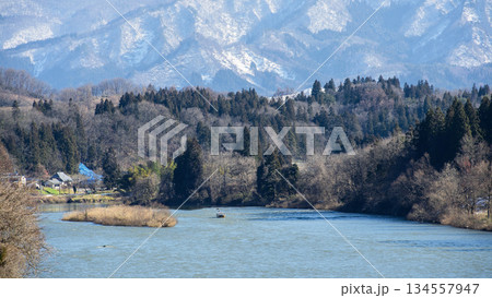 最上川三難所舟下り　大淀を過ぎ三ヶ瀬に近づく観光船　山形県 134557947