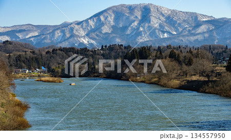 最上川三難所舟下り 大淀を過ぎ三ヶ瀬に近づく観光船 山形県 最上川三難所舟下り 大淀を過ぎ三ヶ瀬に近づく観光船 山形県 134557950