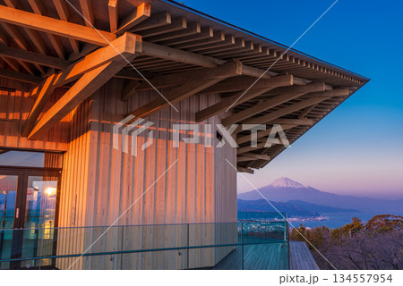（静岡県）日本平夢テラス・展望回廊から望む富士山 134557954