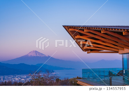 （静岡県）日本平夢テラス・展望回廊から望む富士山 134557955