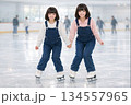 スケート教室でスケートをする姉妹 4 134557965