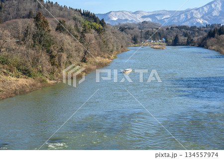 最上川三難所舟下り　三ヶ瀬に近づく観光船　山形県 134557974