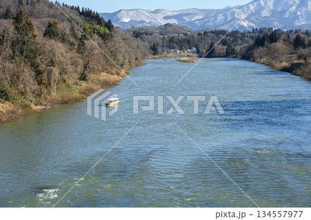 最上川三難所舟下り　三ヶ瀬に近づく観光船　山形県 134557977