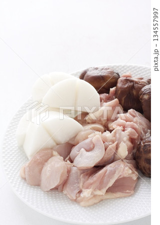 調理前のカットした鶏肉と大根と椎茸 調理前のカットした鶏肉と大根と椎茸 134557997
