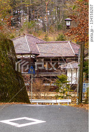 明治の学び舎、旧吹屋小学校の木造校舎 134558207