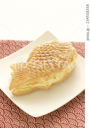 お皿の上のたい焼き お皿の上のたい焼き 134558359