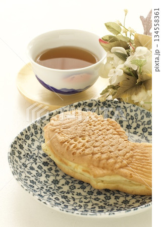 お皿の上のたい焼きと日本茶 お皿の上のたい焼きと日本茶 134558361