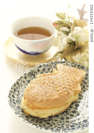 お皿の上のたい焼きと日本茶 お皿の上のたい焼きと日本茶 134558362