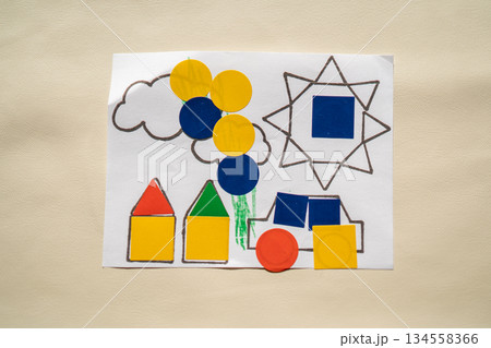 子供がシールを貼り付けた作品 子供がシールを貼り付けた作品 134558366
