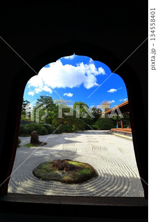 【京都府】晴天の建仁寺の方丈庭園（大雄苑） 134558401