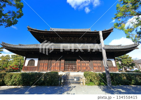【京都府】晴天の建仁寺の法堂 【京都府】晴天の建仁寺の法堂 134558415