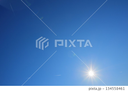 青空　太陽と飛行機雲 134558461