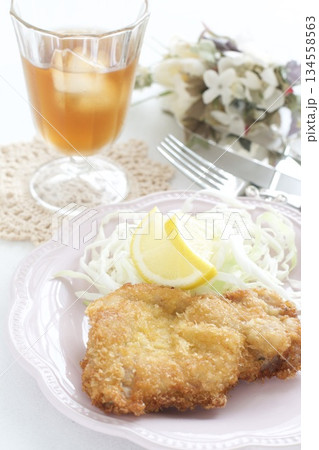 チキンカツとキャベツの千切り 134558563