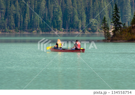 エメラルドレイクでカヌーを楽しむ観光客とエメラルドグリーンの湖 134558754