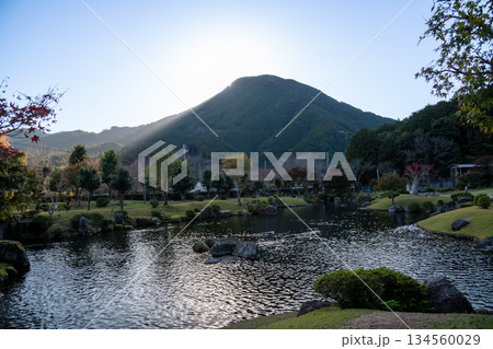 三重県　紀北町　種まき権兵衛の里　色づく紅葉と日本庭園 134560029