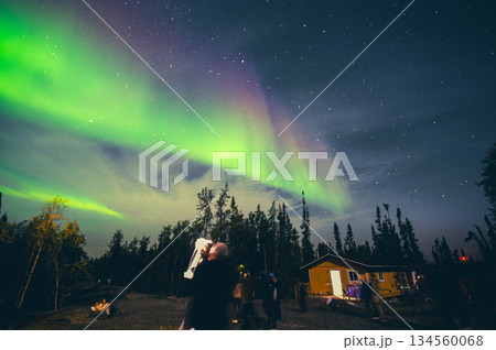 カナダ・イエローナイフの星空の下で楽しむオーロラ観測ツアーの夜 134560068