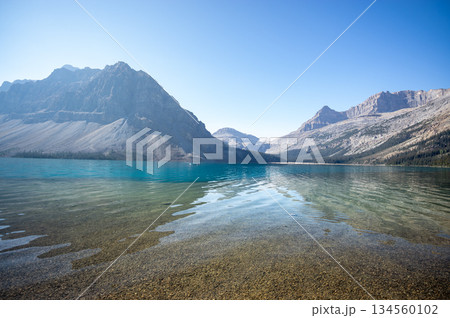 ボウ湖の透き通る湖水と山岳に囲まれた静かな絶景 134560102