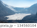 コロンビア大氷原を望む壮大な氷河の風景 134560104
