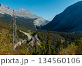 アイスフィールドパークウェイのビューポイントから望む雄大な山岳風景 134560106