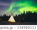 カナダ・イエローナイフの夜のティーピーとともに楽しむ幻想的なオーロラ観光 134560111