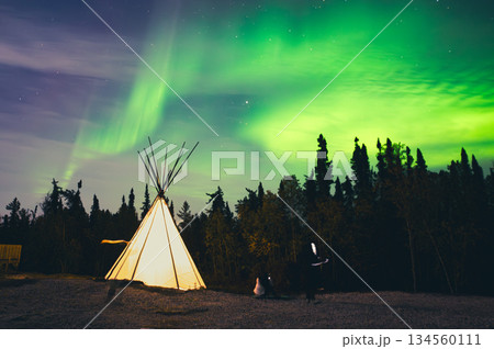 カナダ・イエローナイフの夜のティーピーとともに楽しむ幻想的なオーロラ観光 カナダ・イエローナイフの夜のティーピーとともに楽しむ幻想的なオーロラ観光 134560111