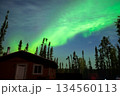カナダ・イエローナイフの森とロッジ上空に広がる幻想的なオーロラ夜景 134560113