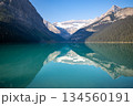 静かな湖面に山々が映り込むレイクルイーズの絶景風景 134560191