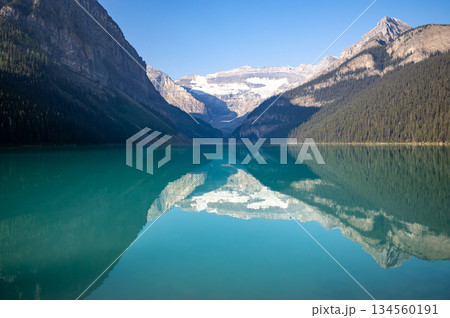 静かな湖面に山々が映り込むレイクルイーズの絶景風景 134560191