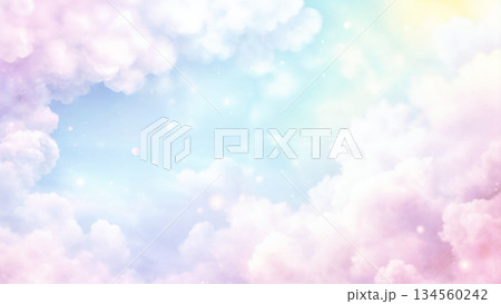 パステルカラーの淡いレインボーの雲のゆめかわな背景 134560242