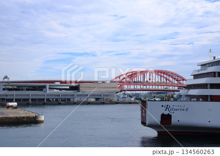神戸大橋の横を通り神戸港に入港するフェリーボート 134560263
