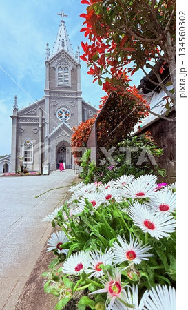 白い花と青空に映える教会 134560302