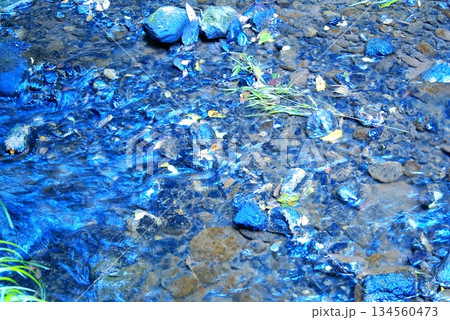 カラー　川　水　石　岩（2025年12月登録） 134560473