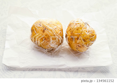 ラップしたジャガイモ ラップしたジャガイモ 134561152