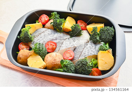 カラフルな野菜と鱈のグリル焼き 134561164