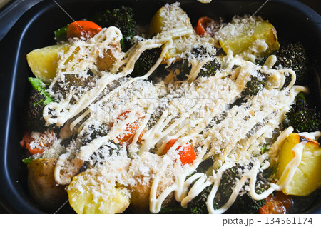 野菜と鱈の蒸し焼き　パン粉とマヨネーズ 134561174