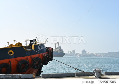 タグボートの先の貨物船 134561503