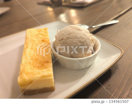 チーズケーキとジェラート 134561507