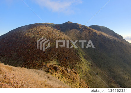 大分県のくじゅう連山、三俣山西峰から望む三俣山 134562324