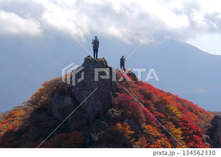 大分県のくじゅう連山、三俣山稜線の紅葉と登山者 134562330